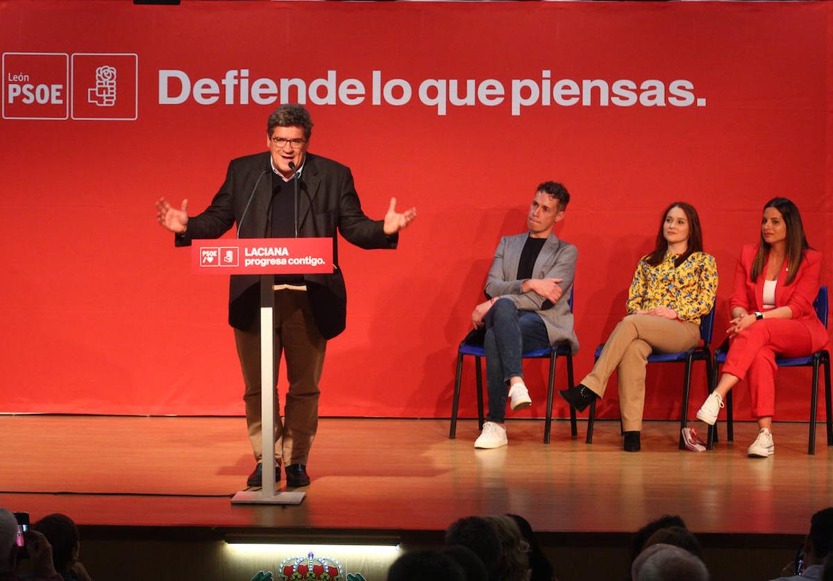 El ministro de Inclusión, Seguridad Social y Migraciones, José Luis Escrivá, participa en un acto electoral del PSOE, junto a la procuradora Nuria Rubio y el candidato a la Alcaldía, Mario Rivas.