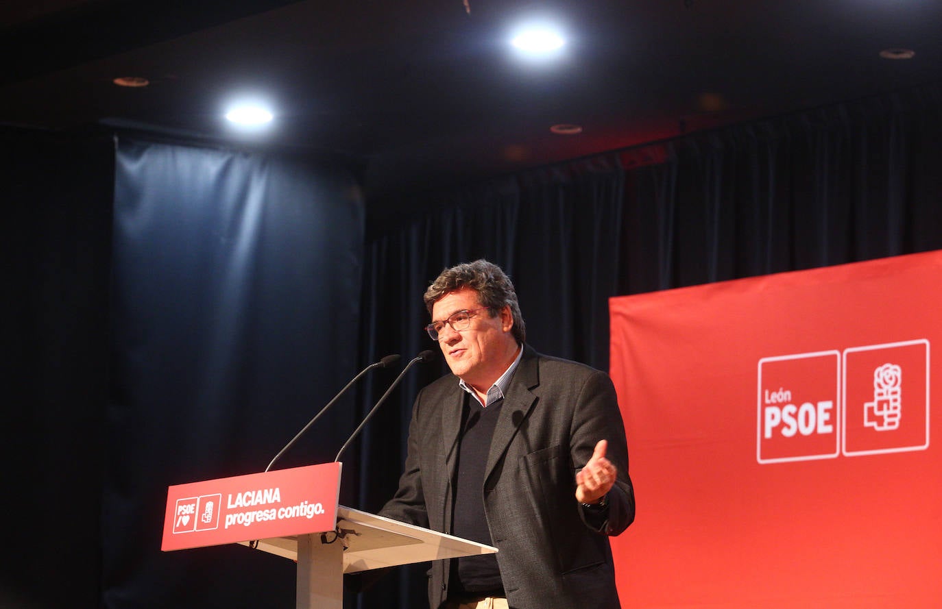 El ministro de Inclusión y Seguridad Social participa en un acto del PSOE en Villablino