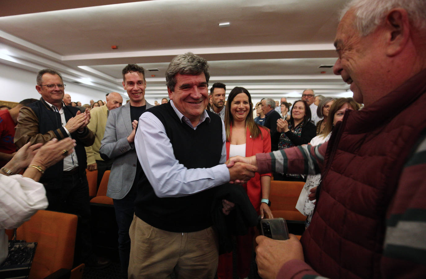 El ministro de Inclusión y Seguridad Social participa en un acto del PSOE en Villablino