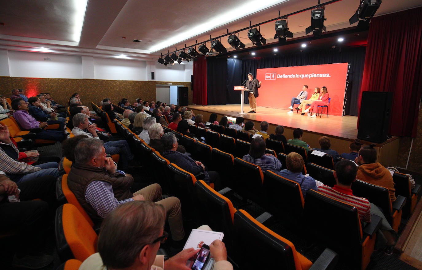 El ministro de Inclusión y Seguridad Social participa en un acto del PSOE en Villablino
