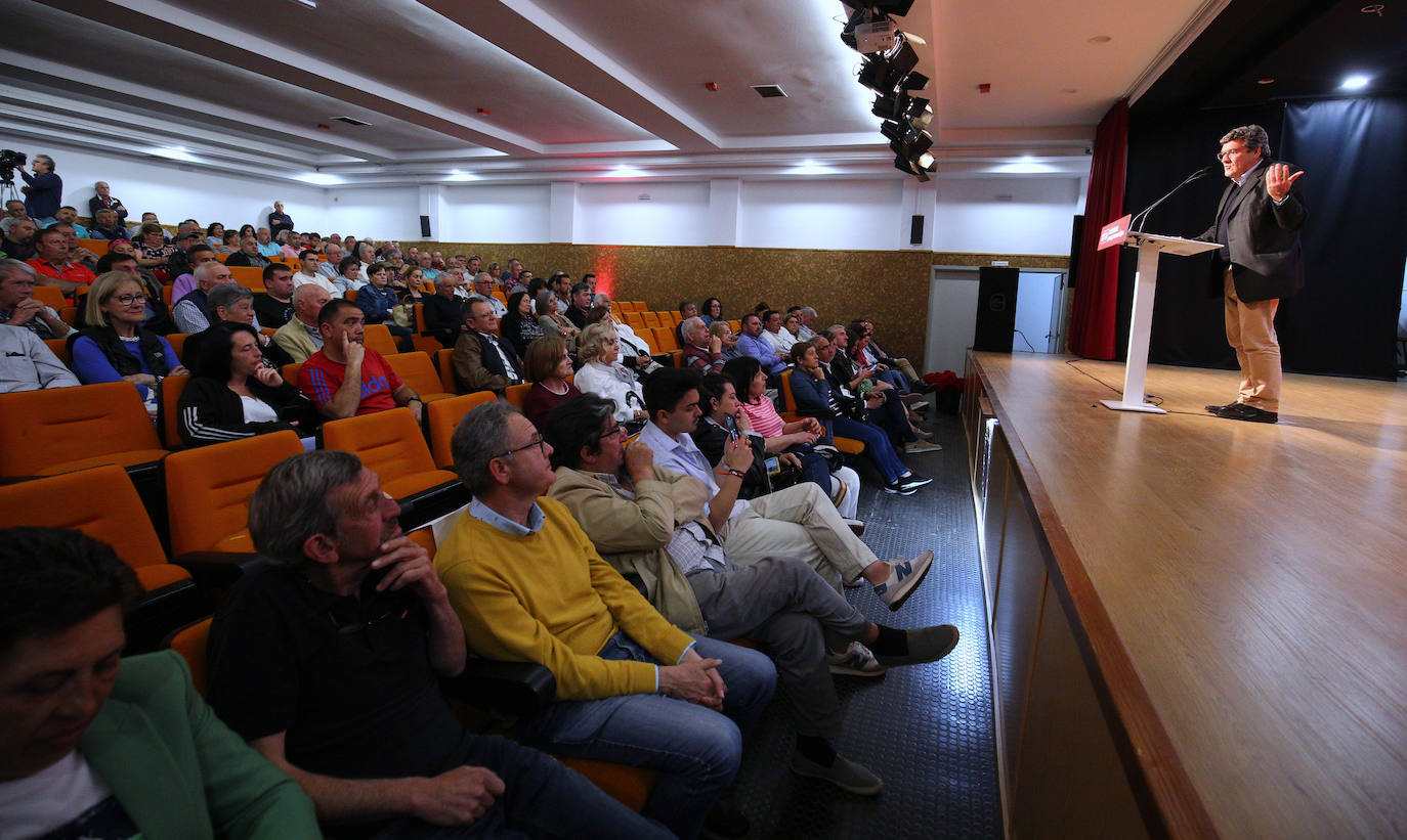 El ministro de Inclusión y Seguridad Social participa en un acto del PSOE en Villablino
