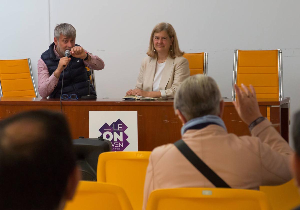 Margarita Torree con las asociaciones de vecinos de León.