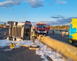 Los bomberos de León liberaron al conductor del camión.