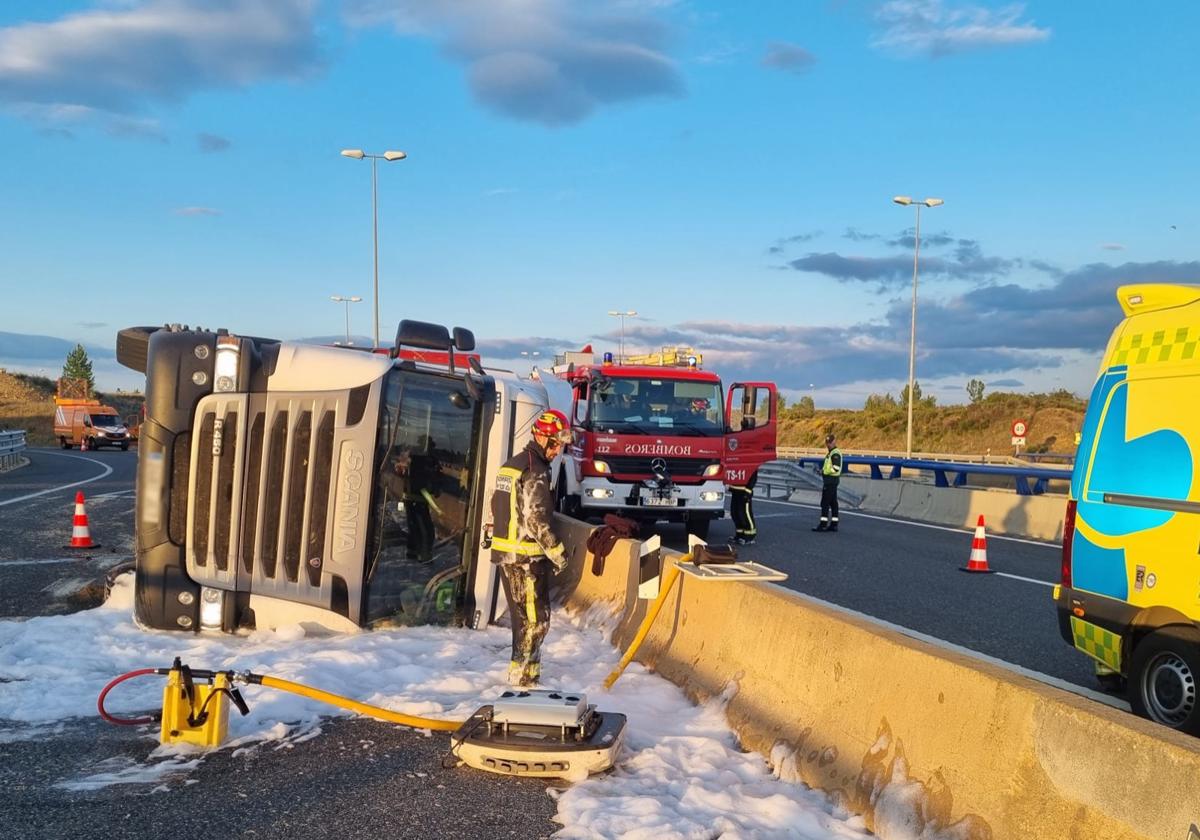 Los bomberos de León liberaron al conductor del camión.