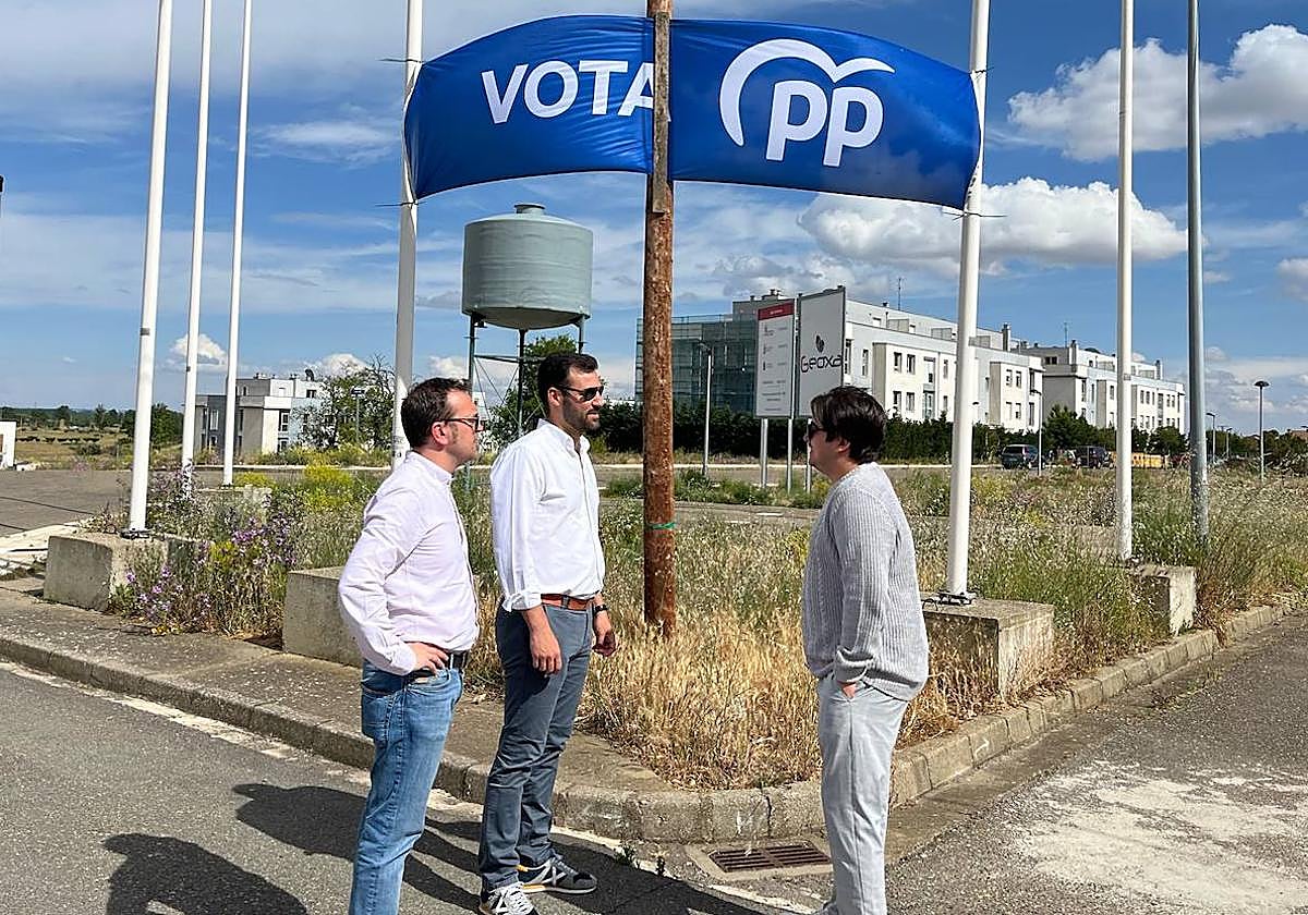 Visita de Ricardo Gavilanes y David Fernández a la pedanía de Cembranos, en Chozas.