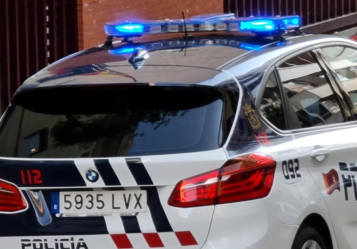 En otra actuación policial un conductor de ciclomotor fue denunciado por circular haciendo uso del móvil y por tener la ITV del vehículo caducada.