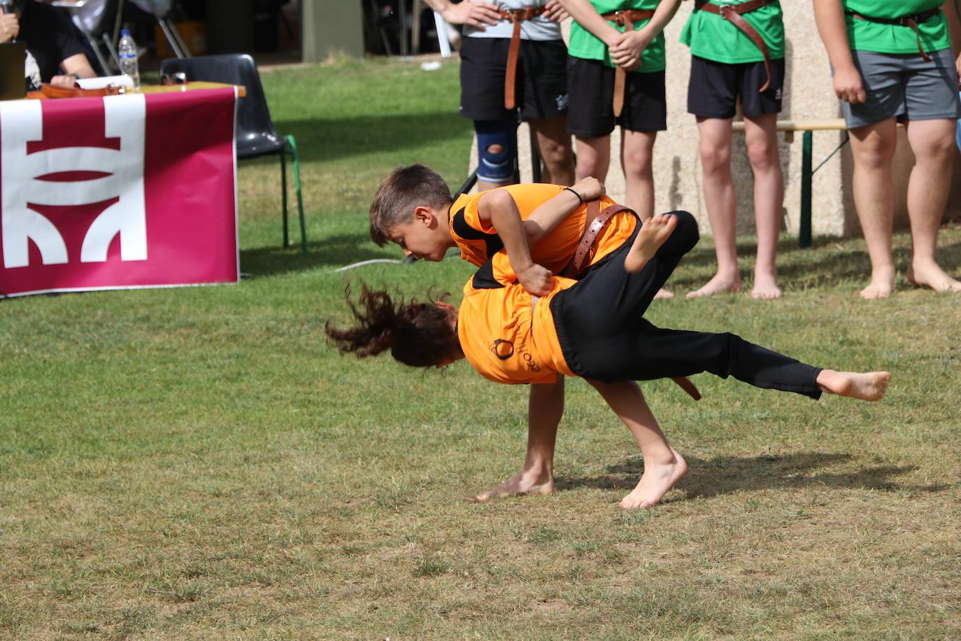 Exhibición de lucha leonesa en el Campus de Vegazana