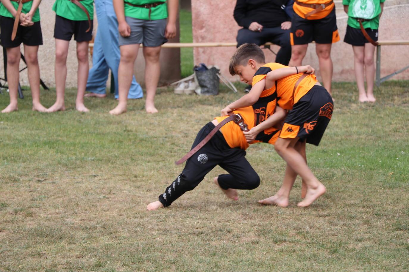 Exhibición de lucha leonesa en el Campus de Vegazana