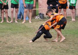 El combate inaugural de la exbición entre Astri y Alejandro.