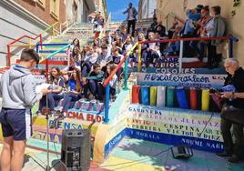 Escritores leoneses junto a alumnos del colegio Maristas San José durante la lectura de textos en prosa y poéticos en la 'Escalera de la Vida'