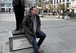 Carlos Fidalgo junto a la estatua de García Lorca en Madrid.