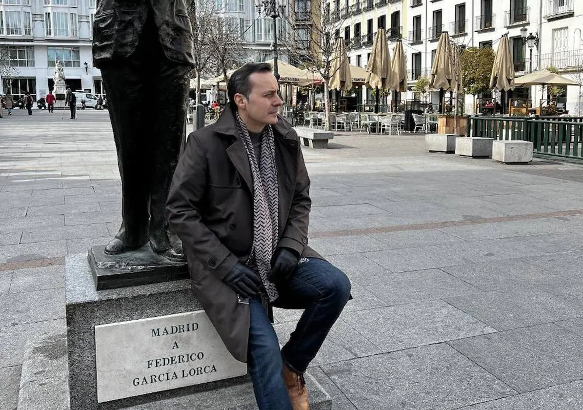 Carlos Fidalgo junto a la estatua de García Lorca en Madrid.