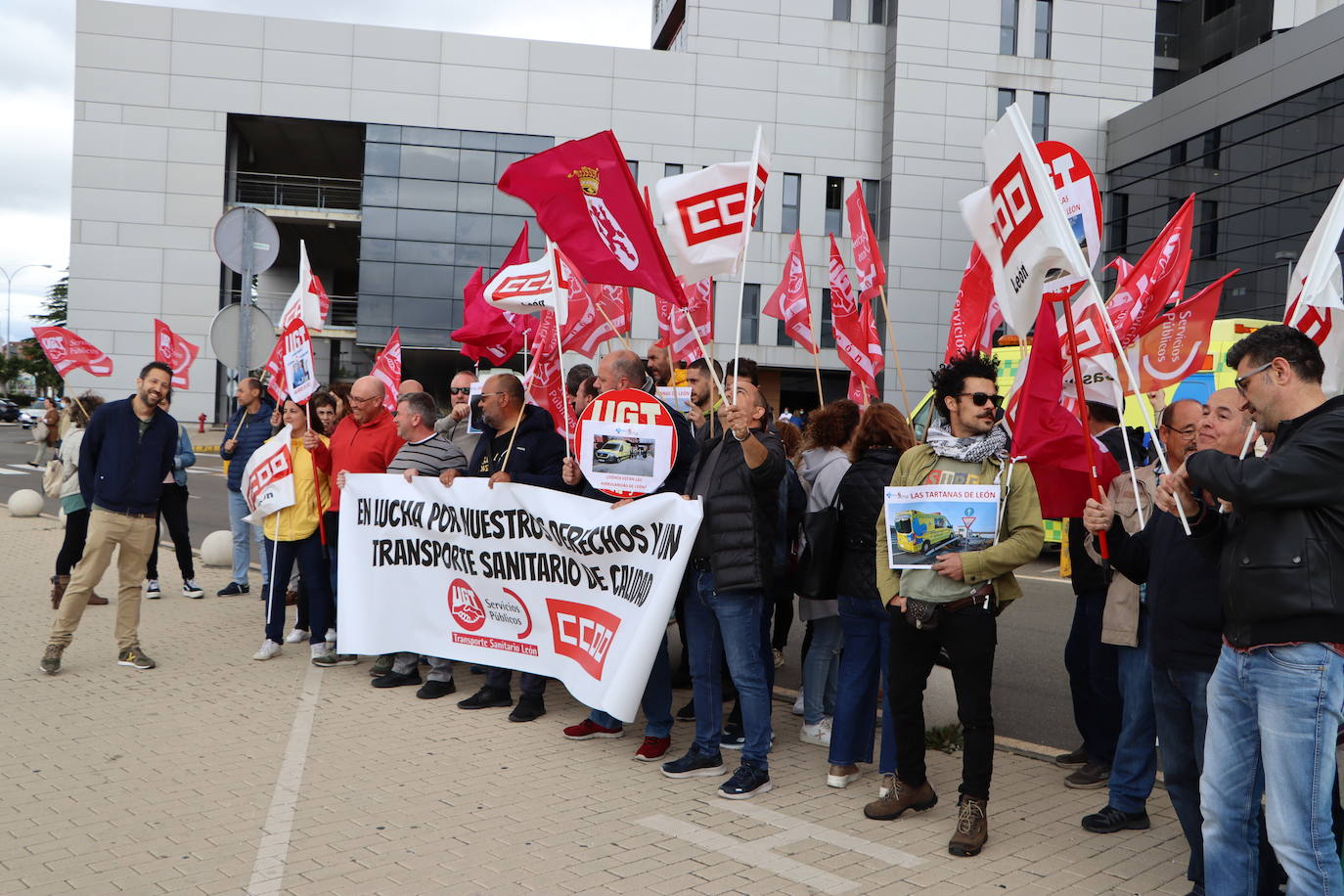 Los trabajadores del servicio de ambulancias de concentran