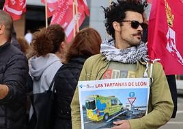 Los trabajadores del servicio de ambulancias de Sacyl se concentran frente al Hospital de León.
