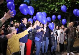 Margarita Torre cerró la campaña con la suelta de 30 globos, uno por cada miembro de la candidatura.