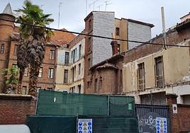 Inicio de las obras en el palacete de Alcázar de Toledo, donde se han congregado numerosos viandantes para comprobar el avance.