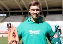 Fran González posa para leonoticias con las camisetas del Real Madrid y la Cultural.