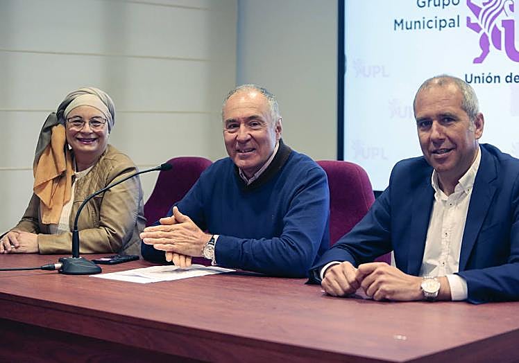 Imagen principal - El candidato a la alcaldía de León, Eduardo López Sendino, acompañado por la número 2 de su lista, Teresa Fernández, el número 3, Enrique Valdeón,.