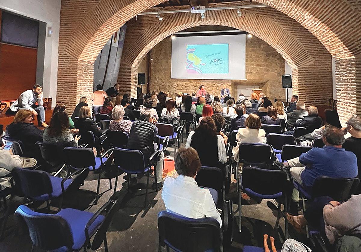 El alcalde de León y candidato a la reelección, José Antonio Diez mantuvo una reunión con medio centenar de asociaciones.