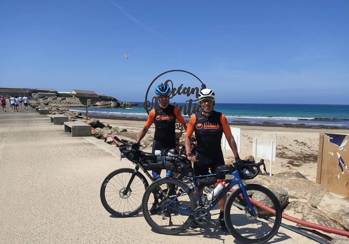 Salvador Palomo y Roberto Fernández durante su vuelta a la península en bici.