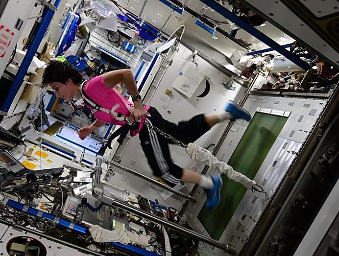 Samantha Cristoforetti corriendo en la cinta de la estación espacial