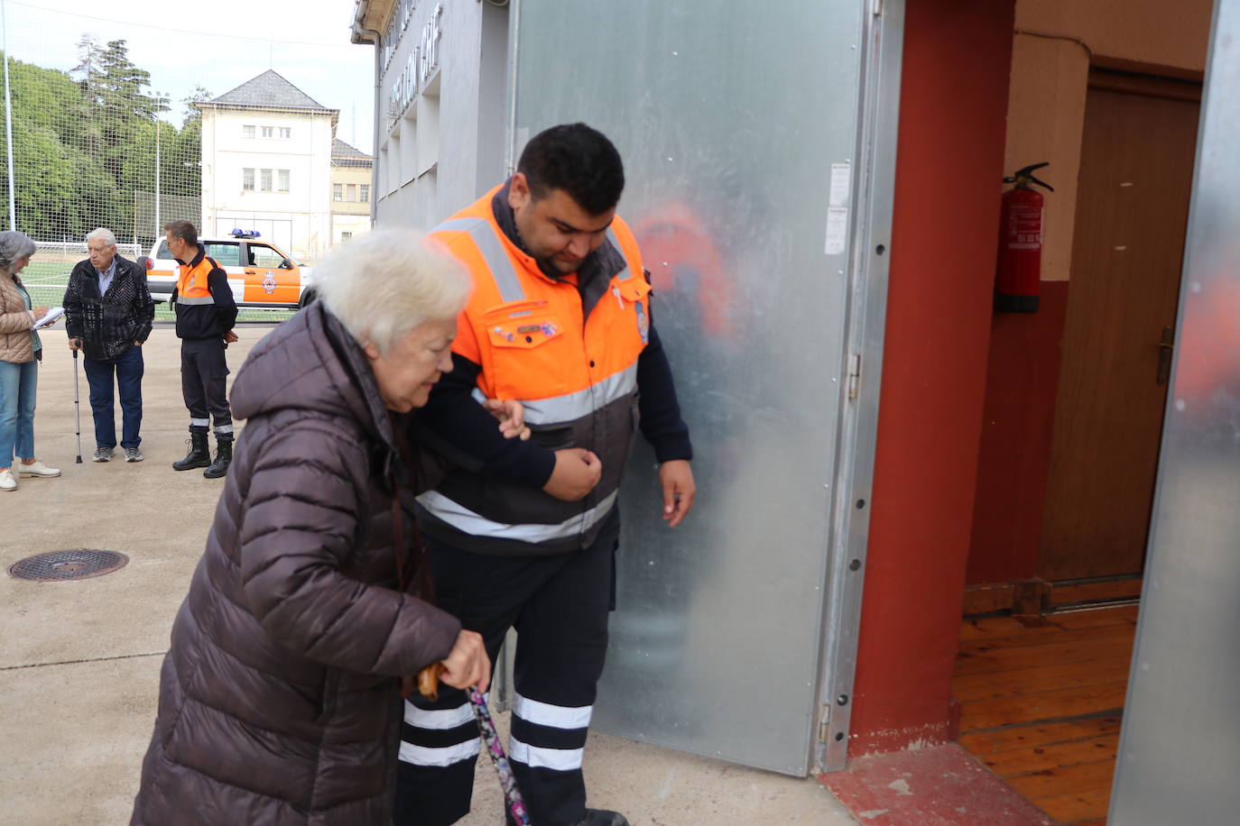 Protección Civil acompaña a una pareja de ancianos a votar