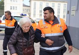 Protección Civil acompaña durante esta jornada electoral a ir a votar a aquellos leoneses con movilidad reducida que no pueden acercarse por sí mismos hasta el colegio electoral.