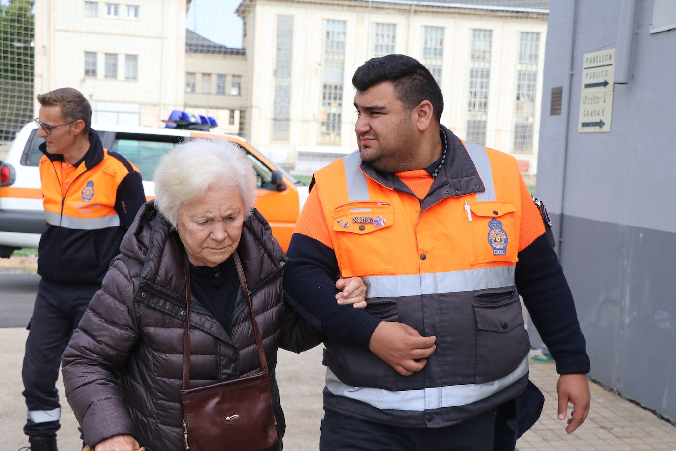 Protección Civil acompaña a una pareja de ancianos a votar