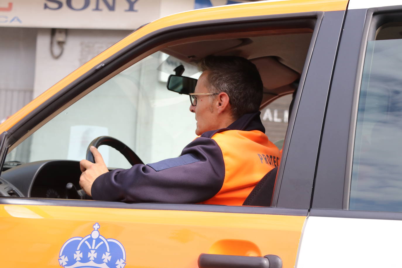 Protección Civil acompaña a una pareja de ancianos a votar