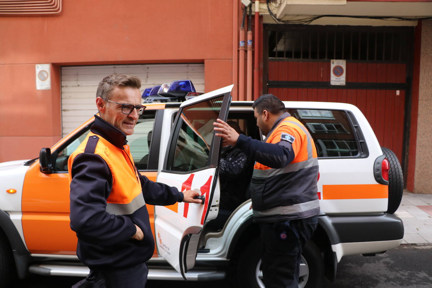 Protección Civil acompaña a una pareja de ancianos a votar