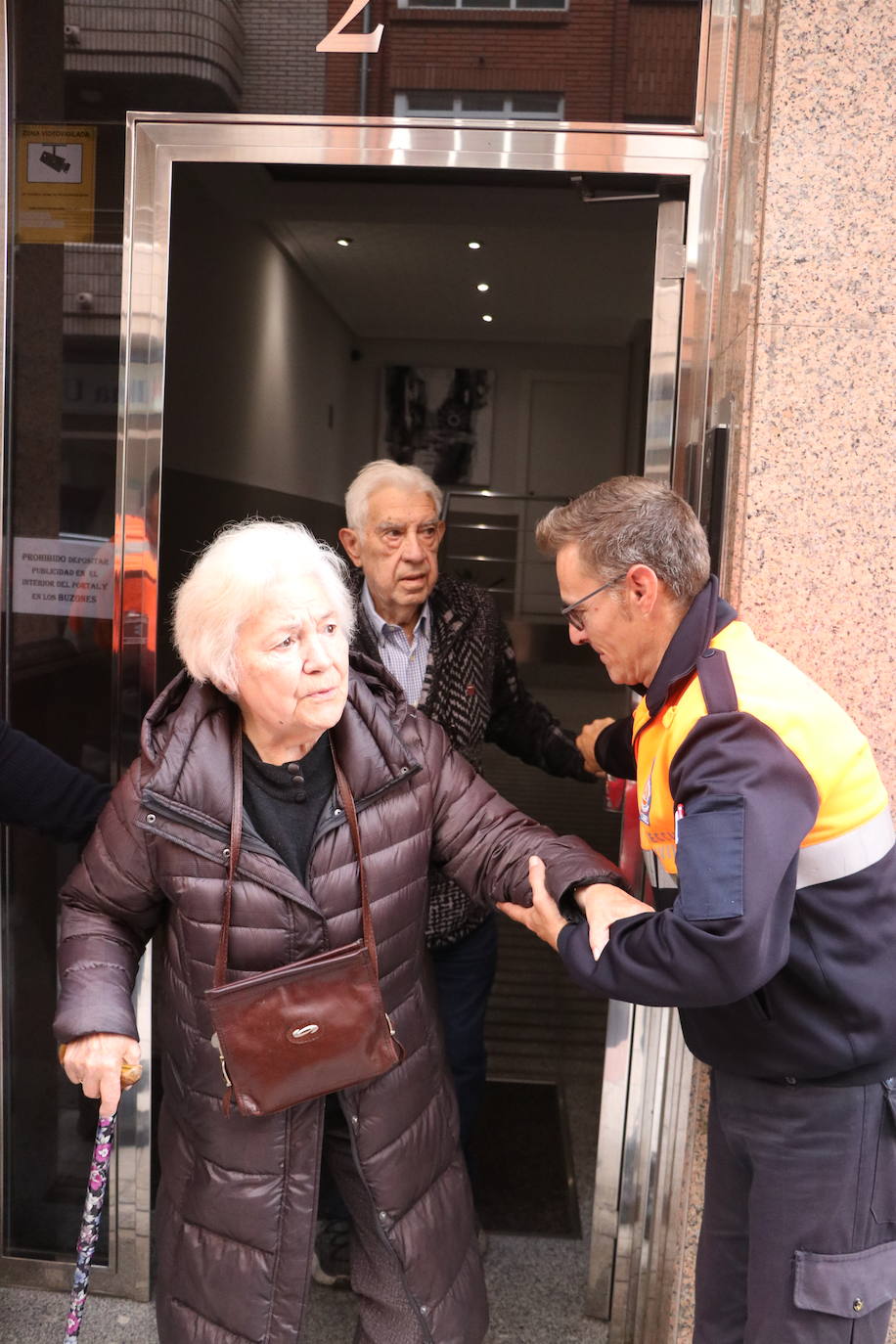 Protección Civil acompaña a una pareja de ancianos a votar