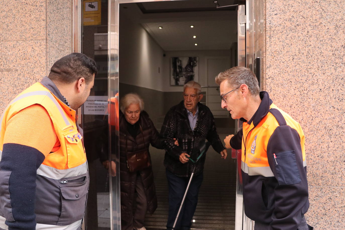 Protección Civil acompaña a una pareja de ancianos a votar