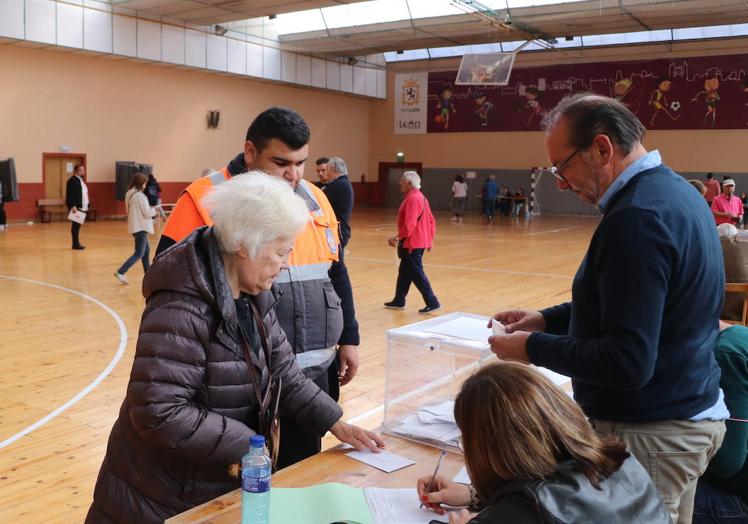 Protección Civil acompaña durante esta jornada electoral a ir a votar a aquellos leoneses con movilidad reducida que no pueden acercarse por sí mismos hasta el colegio electoral.