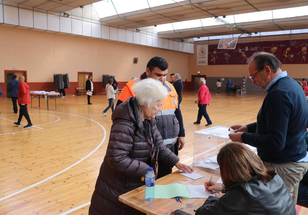 Protección Civil acompaña a una pareja de ancianos a votar