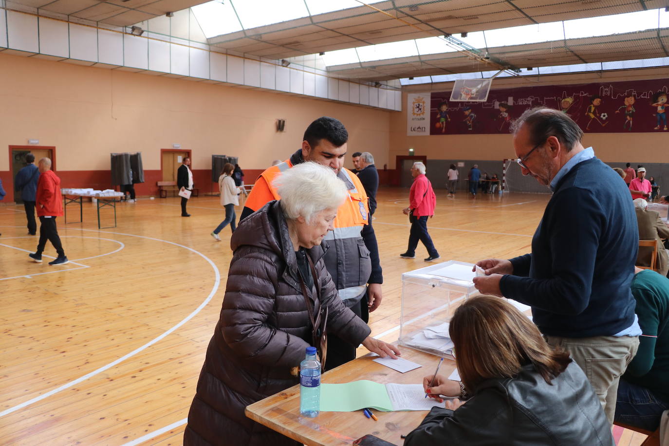 Protección Civil acompaña a una pareja de ancianos a votar