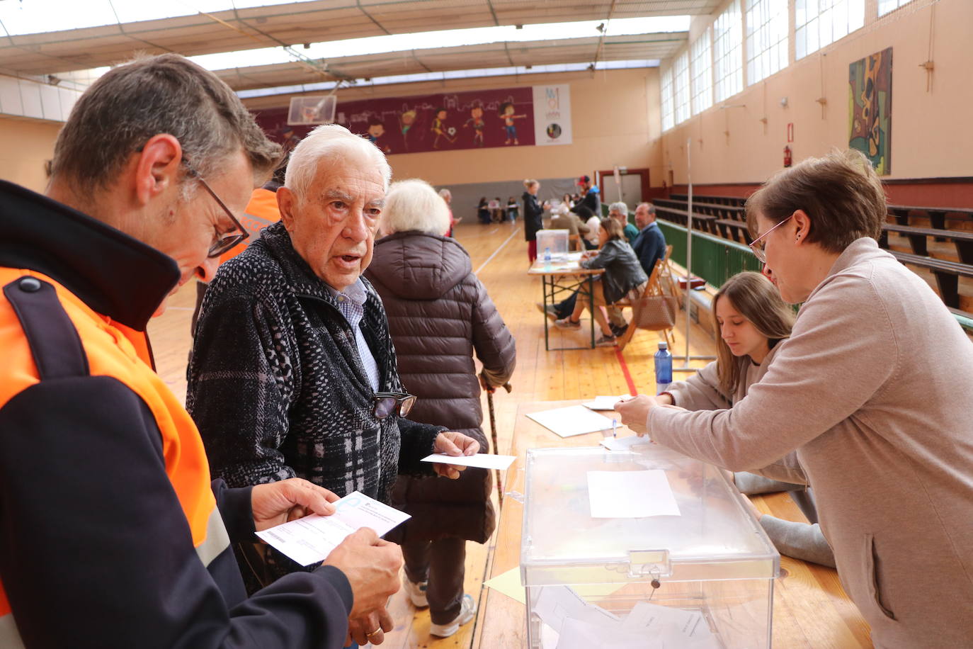 Protección Civil acompaña a una pareja de ancianos a votar