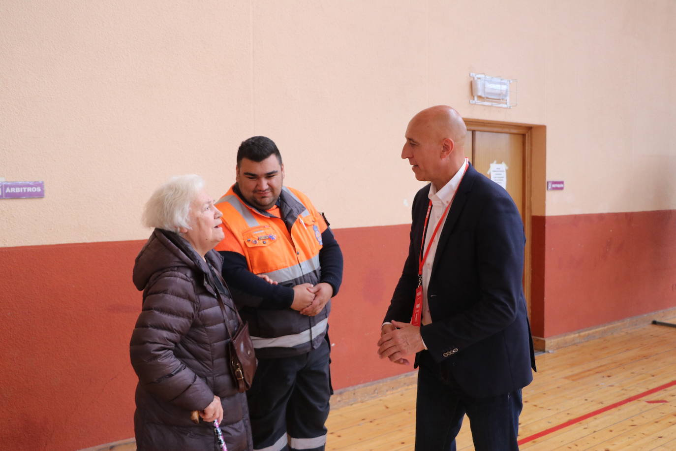 Protección Civil acompaña a una pareja de ancianos a votar