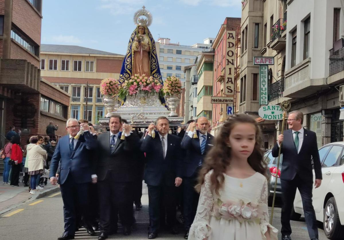 Procesión de la Virgen de la Alegría en las calles de León.