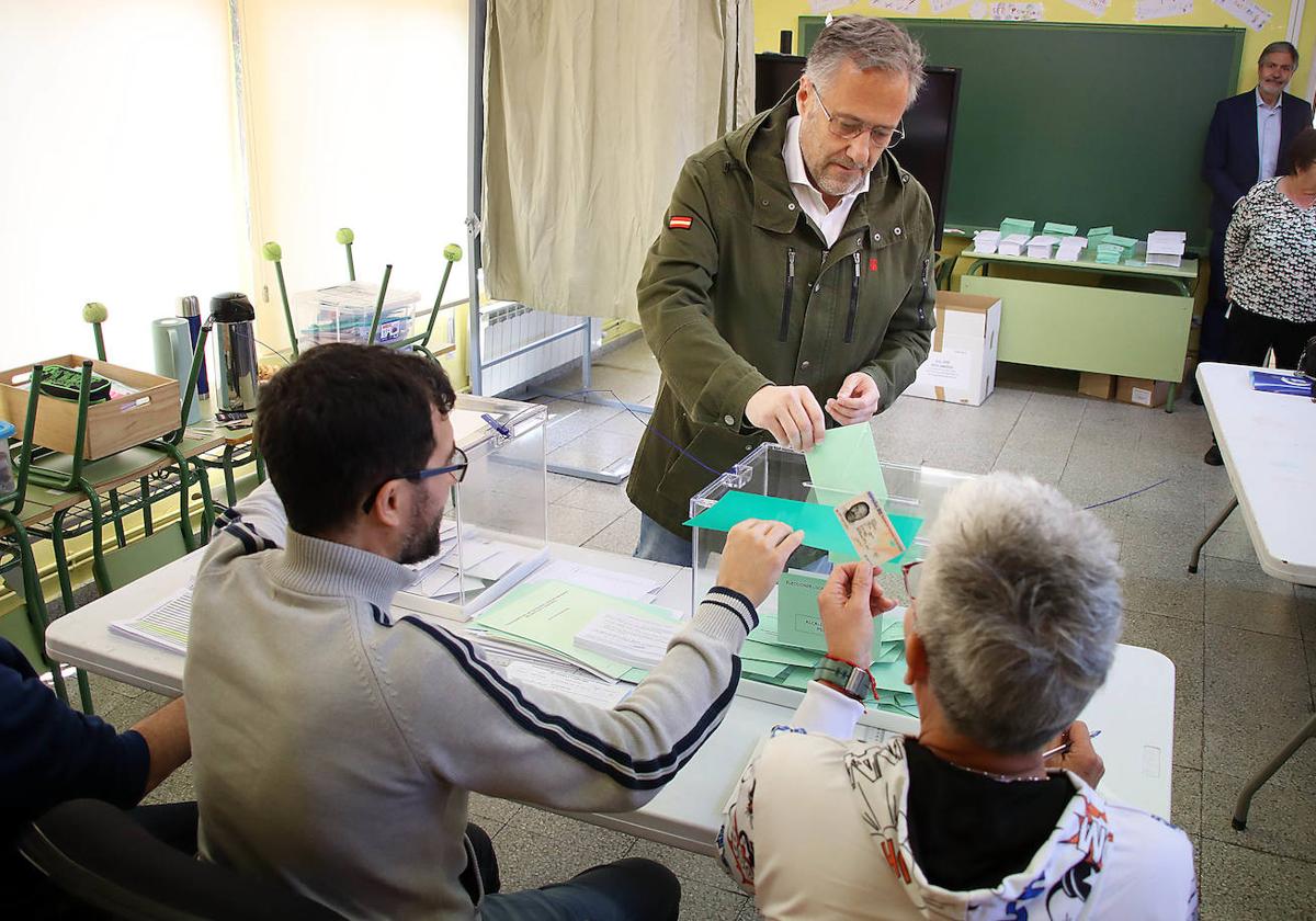 El presidente de las Cortes, Carlos Pollán, vota en el colegio de Carbajal de la Legua.