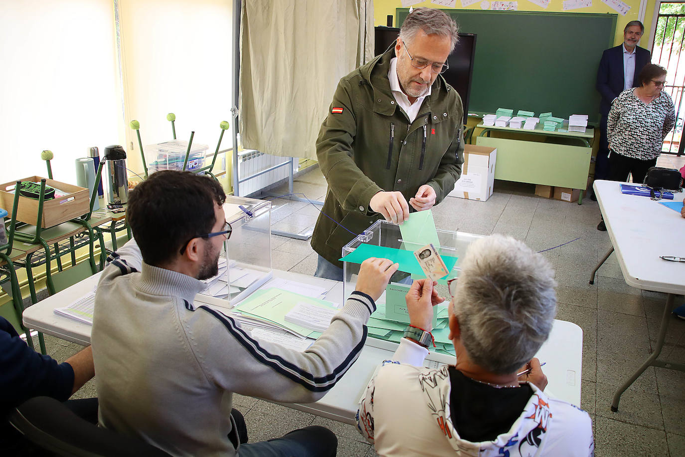 Carlos Pollán vota en León