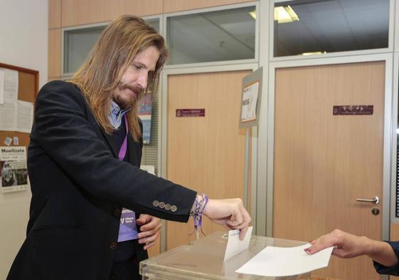 Pablo Fernández ejerce su derecho a voto en su colegio electoral.