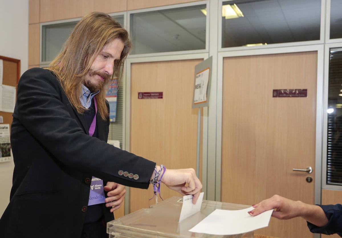 Pablo Fernández ejerce su derecho a voto en su colegio electoral.