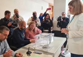 Margarita Torre, en el momento de ejercer su derecho al voto.