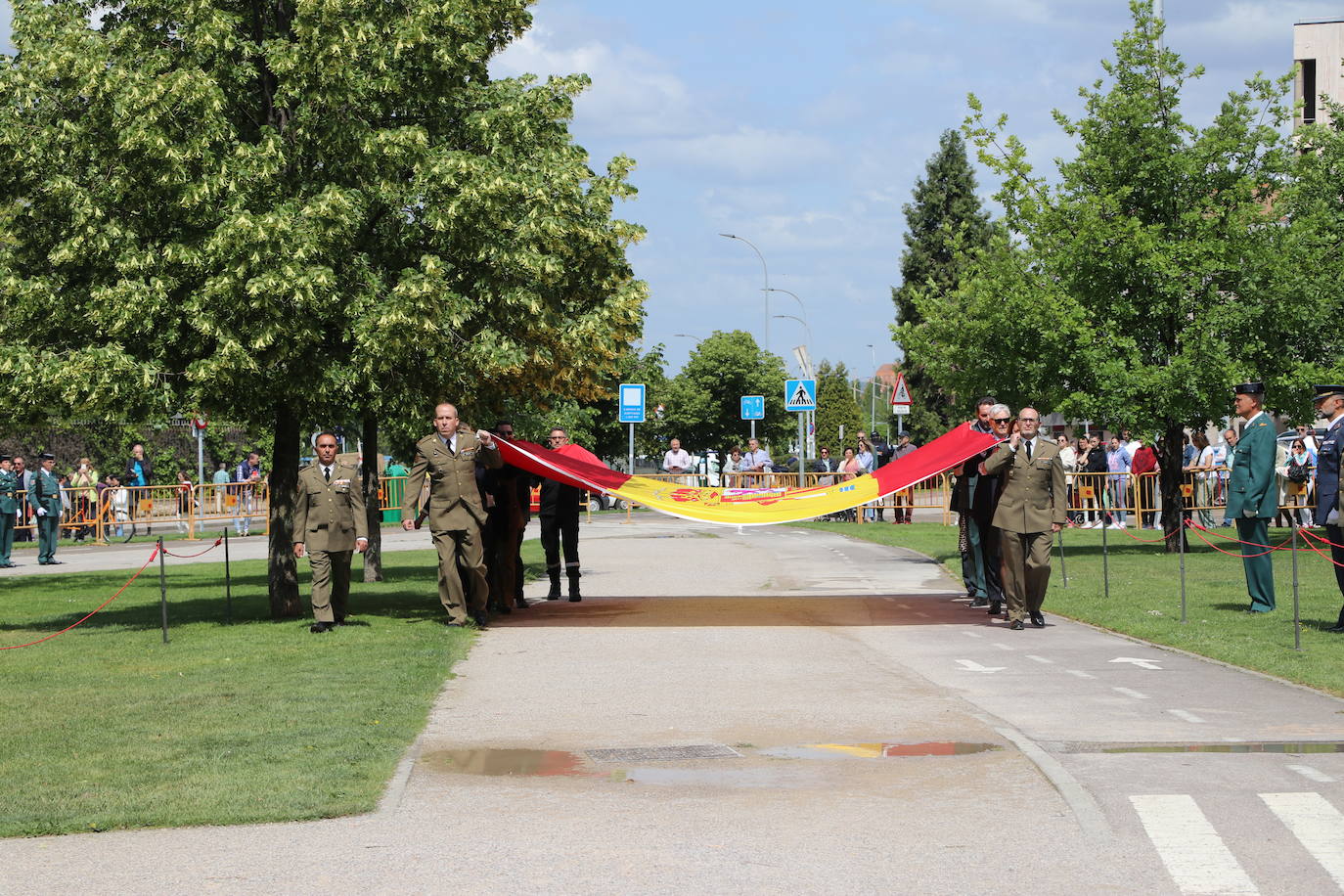 Izado de la bandera en León