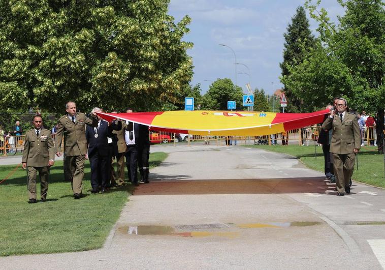 Acto solemne de izado de la bandera nacional en León.