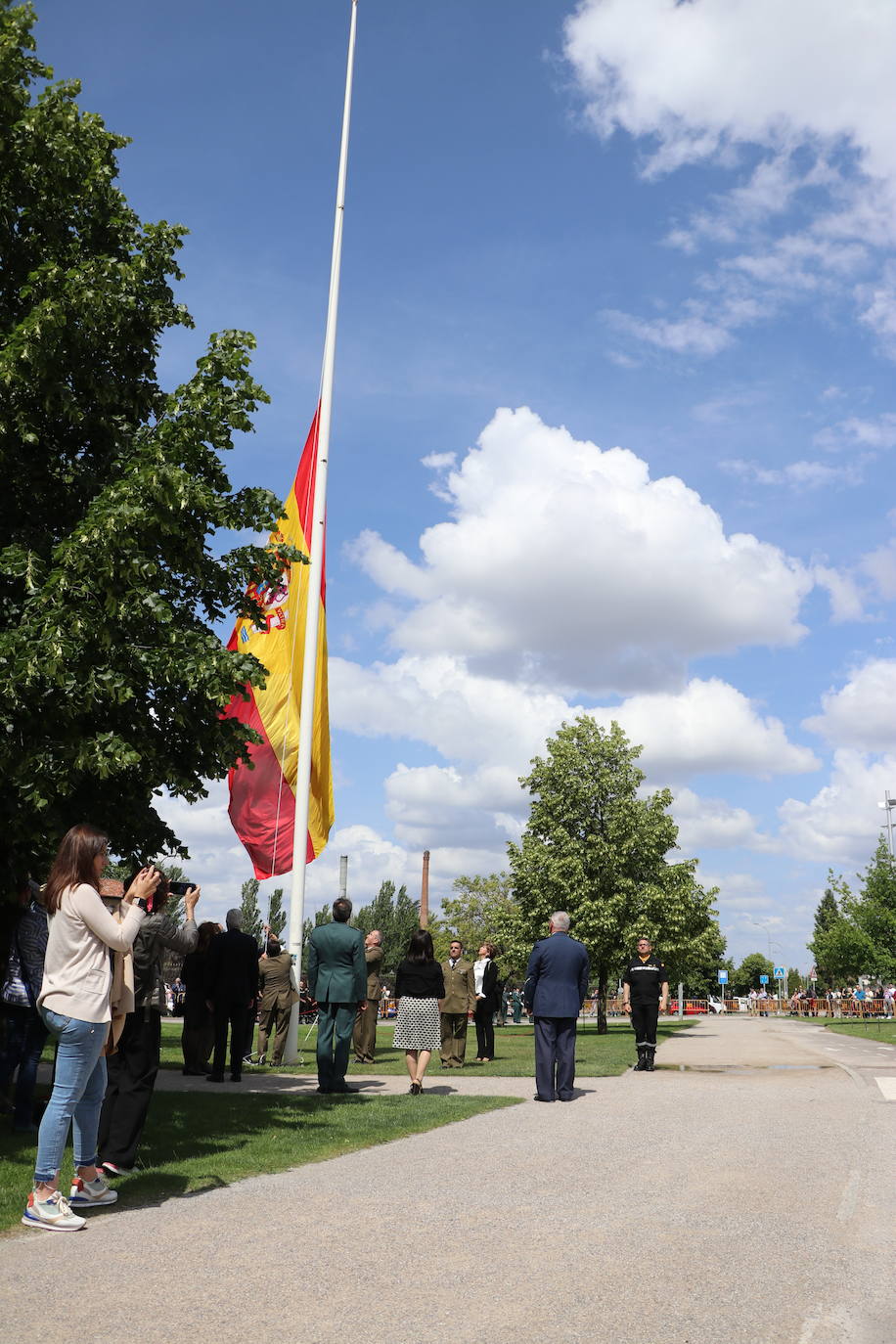 Izado de la bandera en León