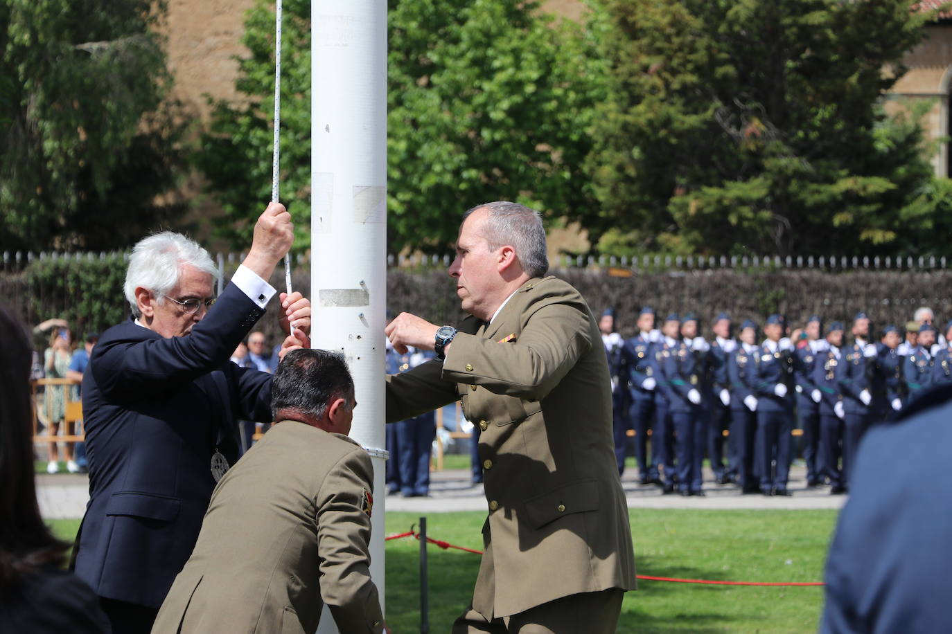 Izado de la bandera en León