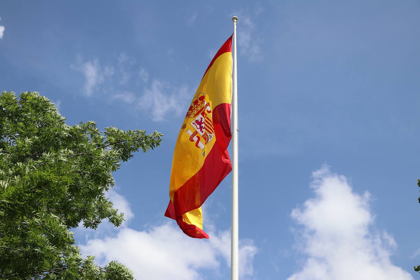 Izado de la bandera en León