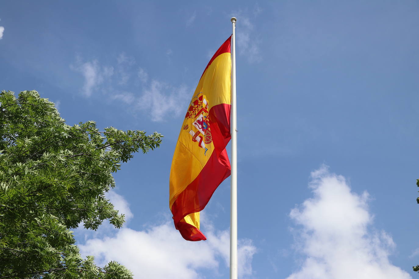 Izado de la bandera en León