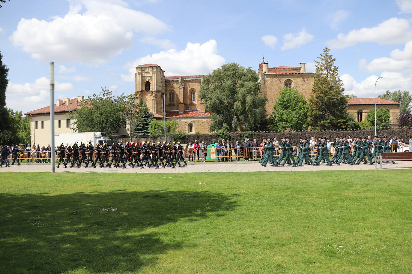 Izado de la bandera en León